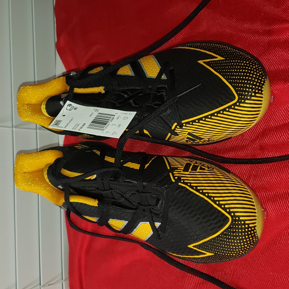 Baseball cleats